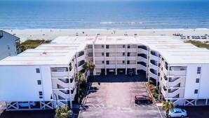 Un parking à plusieurs étages offrant une vue sur la plage et l’océan.