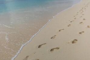 A sandy beach with footprints leading into the water. - Apartment in Zoutelande near the Beach (Zoutelande)