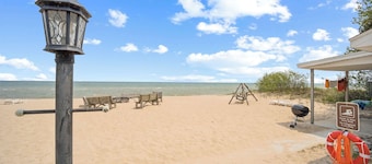 Sunnyside 2BR/1BA Relaxing Lakefront Retreat