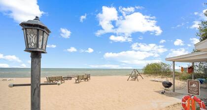 Sunnyside 2BR/1BA Relaxing Lakefront Retreat