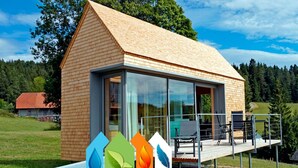 A modern wooden cabin with a glass extension, a deck, and outdoor seating. - Ferienhaus, Sankt Georgen (Sankt Georgen OT Langenschiltach)