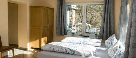 5 bedrooms, iron/ironing board, internet