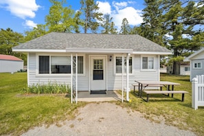 Outdoor dining - Spacious Lakefront Cottage w/ AC (Greenbush)