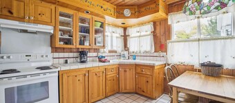 Spacious 3BR Lakefront Cottage w/ Beach Access
