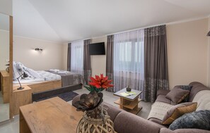 6 bedrooms, iron/ironing board, WiFi, bed sheets