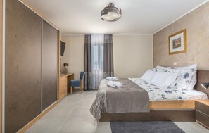 6 slaapkamers, een strijkplank/strijkijzer, wifi, beddengoed