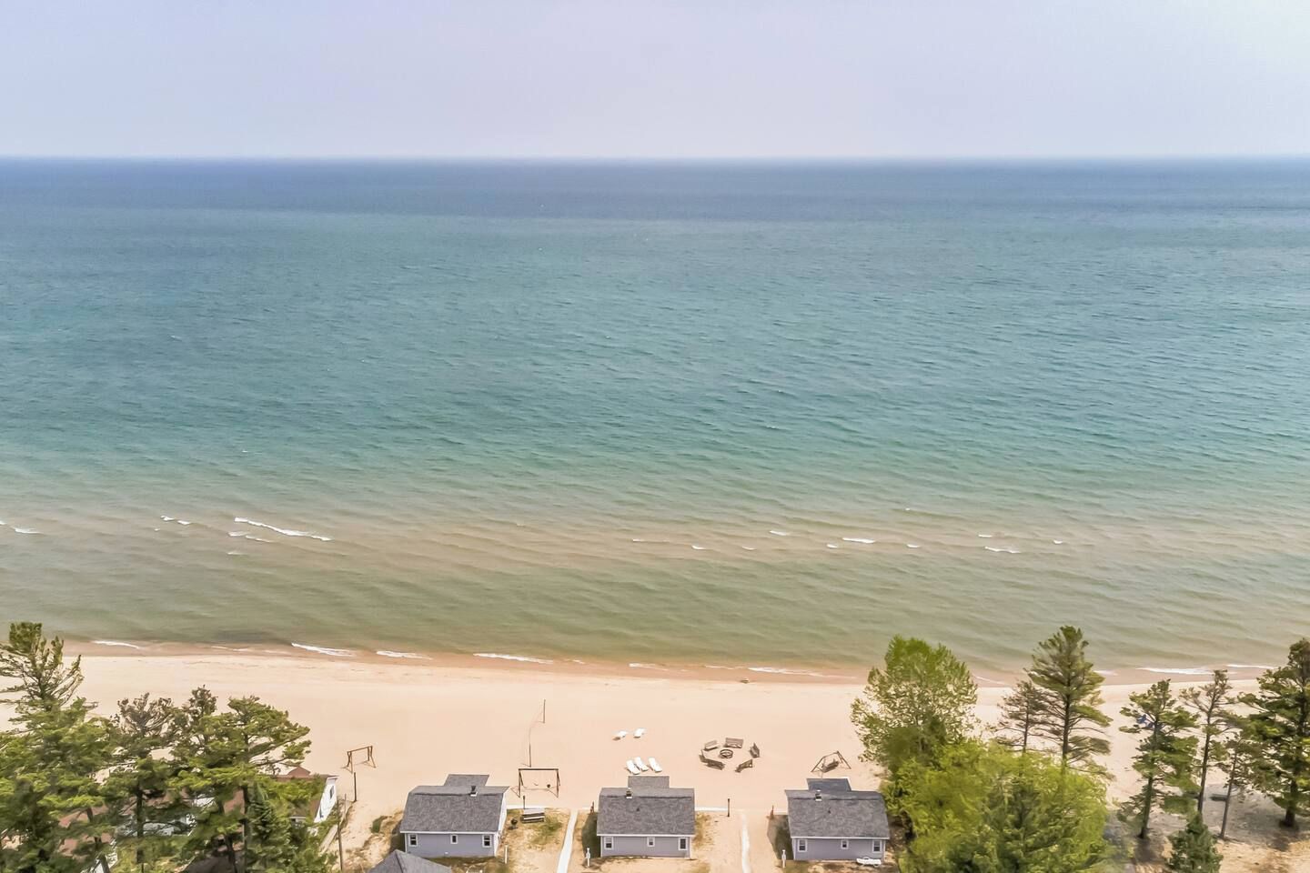 Vista de una playa con casas y árboles.