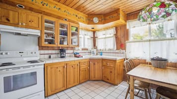 Refrigerador, microondas, parrilla de estufa y cafetera y tetera