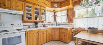 Relaxing 3BR Retreat on Lake Huron’s Shore