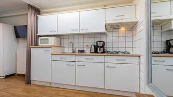 Een koelkast, een magnetron, een kookplaat