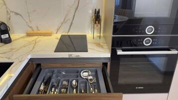 Køleskab, mikrobølgeovn, ovn, kogeplade