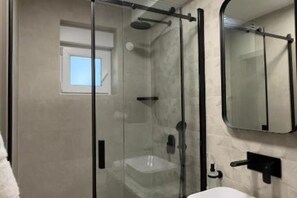 Douche, sĂšche-cheveux, serviettes fournies, savon