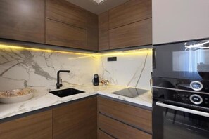 Fridge, microwave, oven, stovetop - Villa Fortuna ap3 : One-Bedroom Apartment (Smokvica)