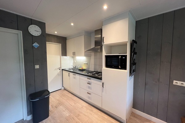 Een koelkast, een microgolfoven, een kookplaat, een vaatwasser