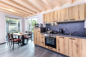 Frigorífico, microondas, horno y placa de cocina