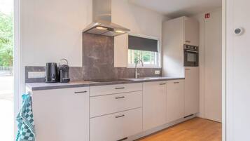 Réfrigérateur, micro-ondes, plaque de cuisson, lave-vaisselle