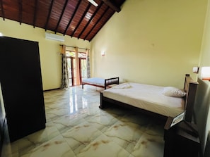 Iron/ironing board, free WiFi - Lihiniscandic (Seeduwa)