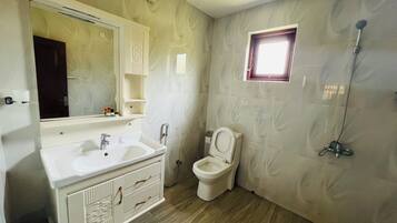 Chambre Triple, balcon, vue jardin | Salle de bain