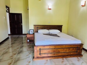 Deluxe Double Room, 1 Bedroom, Balcony, Garden View | Iron/ironing board, free WiFi - Lihiniscandic (Seeduwa)