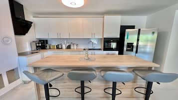 Jääkaappi, mikroaaltouuni, uuni, liesi