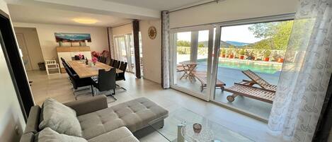 Smart-tv och eldstad