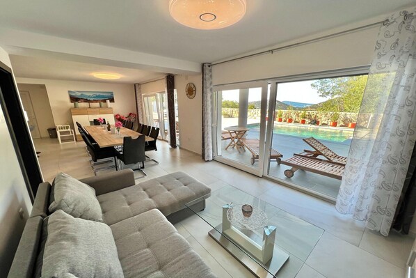 Smart TV, fireplace - Group holiday villa with pool (Bribir)