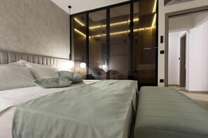 2 bedrooms, desk, travel cot, WiFi