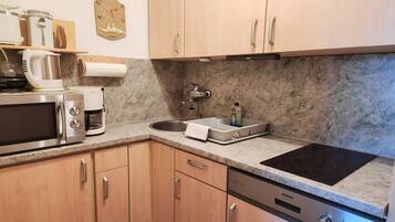 Kühlschrank, Mikrowelle, Herdplatte, Wasserkocher mit Kaffee-/Teezubehör