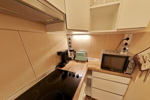 Fridge, microwave, stovetop, coffee/tea maker