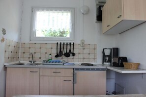K�øleskab, kogeplade, kaffe-/temaskine, brødrister