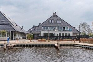 Exterior - Holiday Home in Sneek with Waterfront Jetty (Sneek)