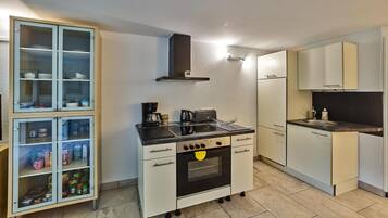 Kühlschrank, Ofen, Herdplatte, Wasserkocher mit Kaffee-/Teezubehör