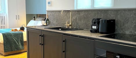 Frigorifero, microonde, forno, piano cottura