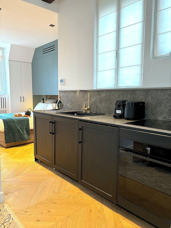 Fridge, microwave, oven, stovetop