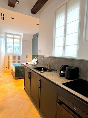 Kühlschrank, Mikrowelle, Ofen, Herdplatte