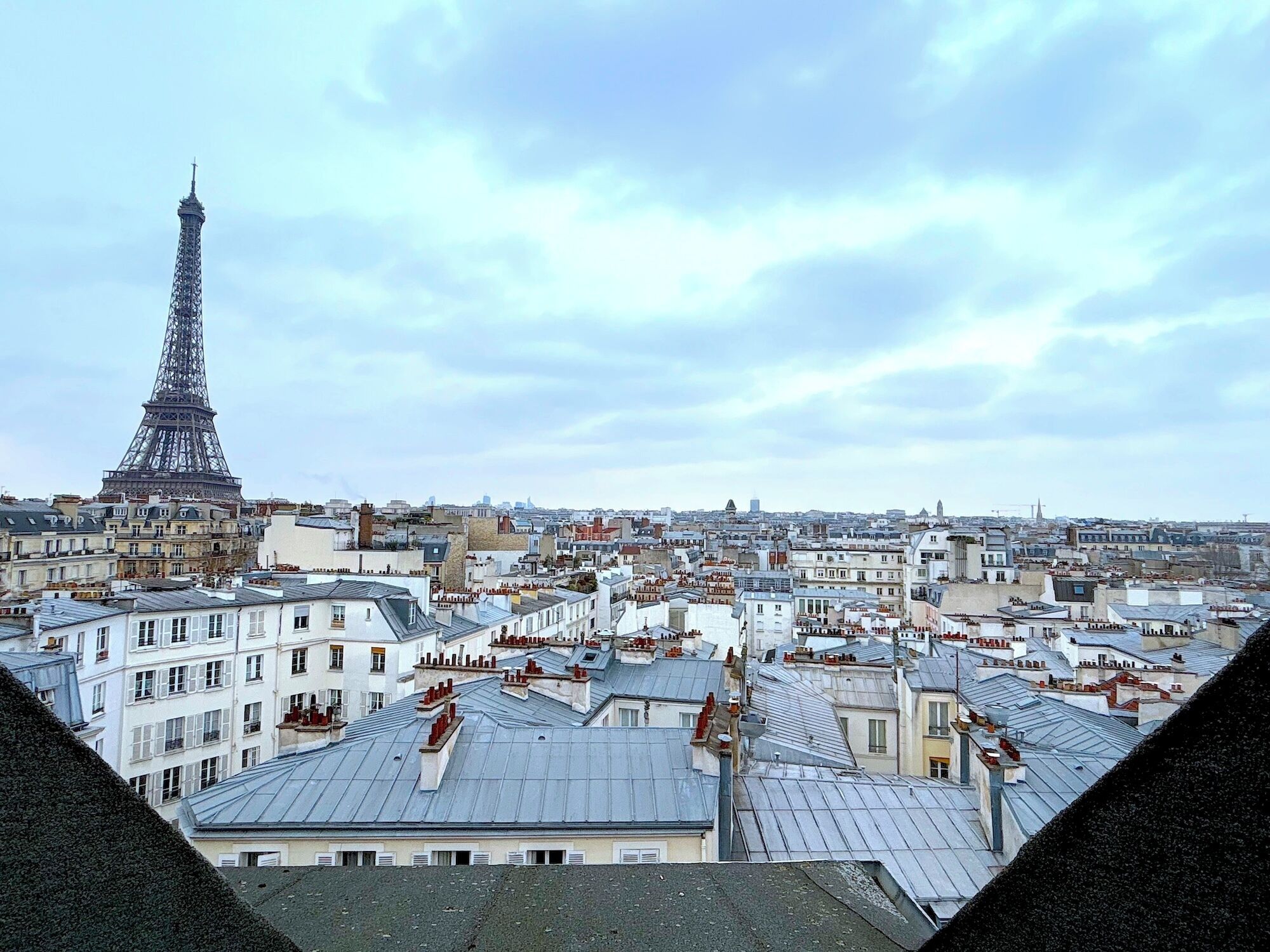Vista de Paris, com a Torre Eiffel ao fundo.