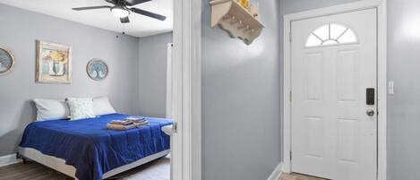 3 habitaciones, escritorio, tabla de planchar con plancha y wifi