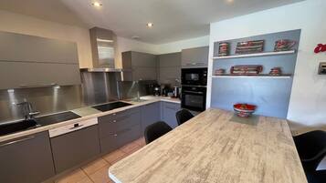 Een koelkast, een microgolfoven, een oven, een kookplaat