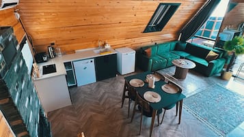 Classic Bungalow, Lake View | Living area