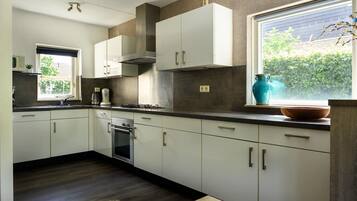 Microondas, horno, placa de cocina y lavavajillas