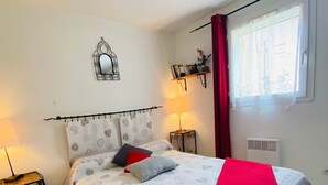 A bedroom with a bed, a bedside table, a lamp, a wall decoration, and a window with curtains. - V0736 - Holiday villa for 6 people 2 steps from the beach - terrace and parking lot (Vias)