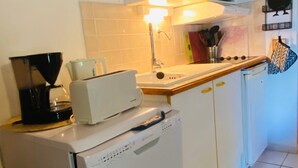 A compact kitchen with a dishwasher, a coffee maker, a toaster, and a microwave. - V0736 - Holiday villa for 6 people 2 steps from the beach - terrace and parking lot (Vias)