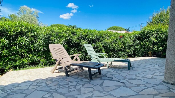 A patio with stone flooring and two lounge chairs. - V0736 - Holiday villa for 6 people 2 steps from the beach - terrace and parking lot (Vias)