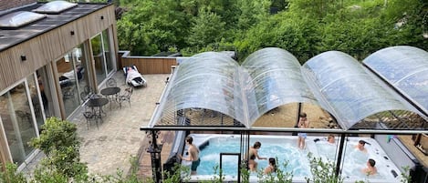 Outdoor spa tub