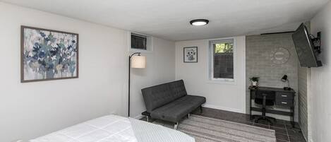 3 slaapkamers, een bureau, een strijkplank/strijkijzer, reisbedje