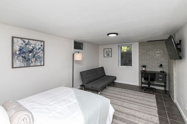 3 bedrooms, desk, iron/ironing board, travel cot