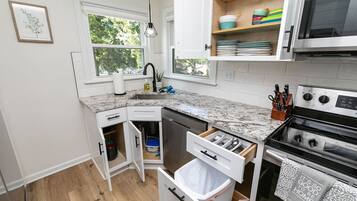 Køleskab, mikrobølgeovn, ovn, kogeplade