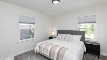 3 chambres, bureau, fer et planche à repasser, lit parapluie