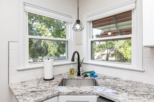 The Cozy Cottage - Entire house in Des Moines