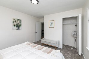 3 makuuhuonetta, työpöytä, silitysrauta/-lauta, vauvan matkasänky